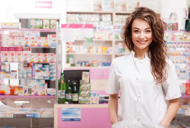 Farmacista e farmaci per la pressione alta in una farmacia