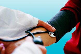 Misurando la pressione sanguigna con un tonometro, un medico può rilevare la pressione alta in un paziente. 